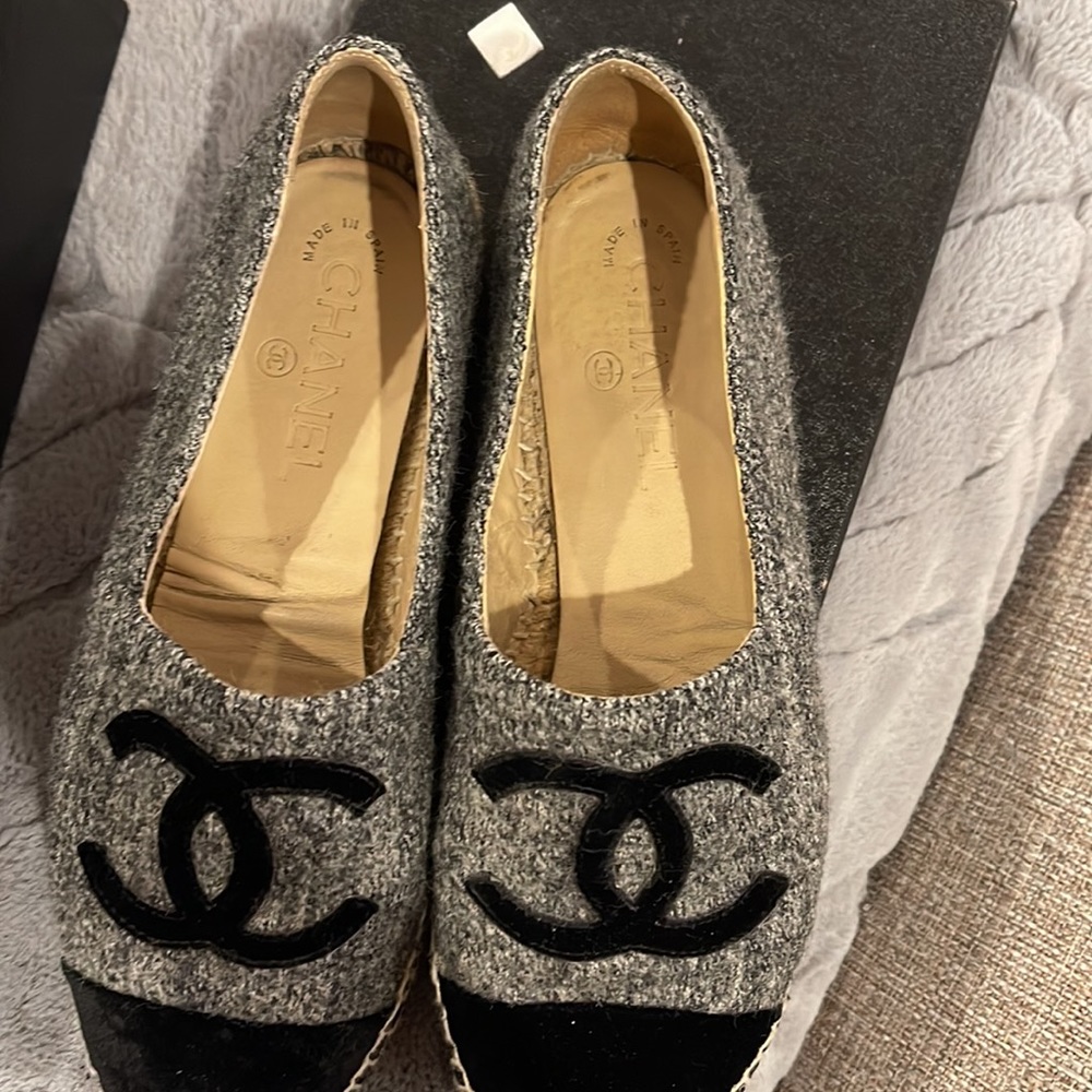 Chanel espadrilles in grey and black - Picture 3 of 3